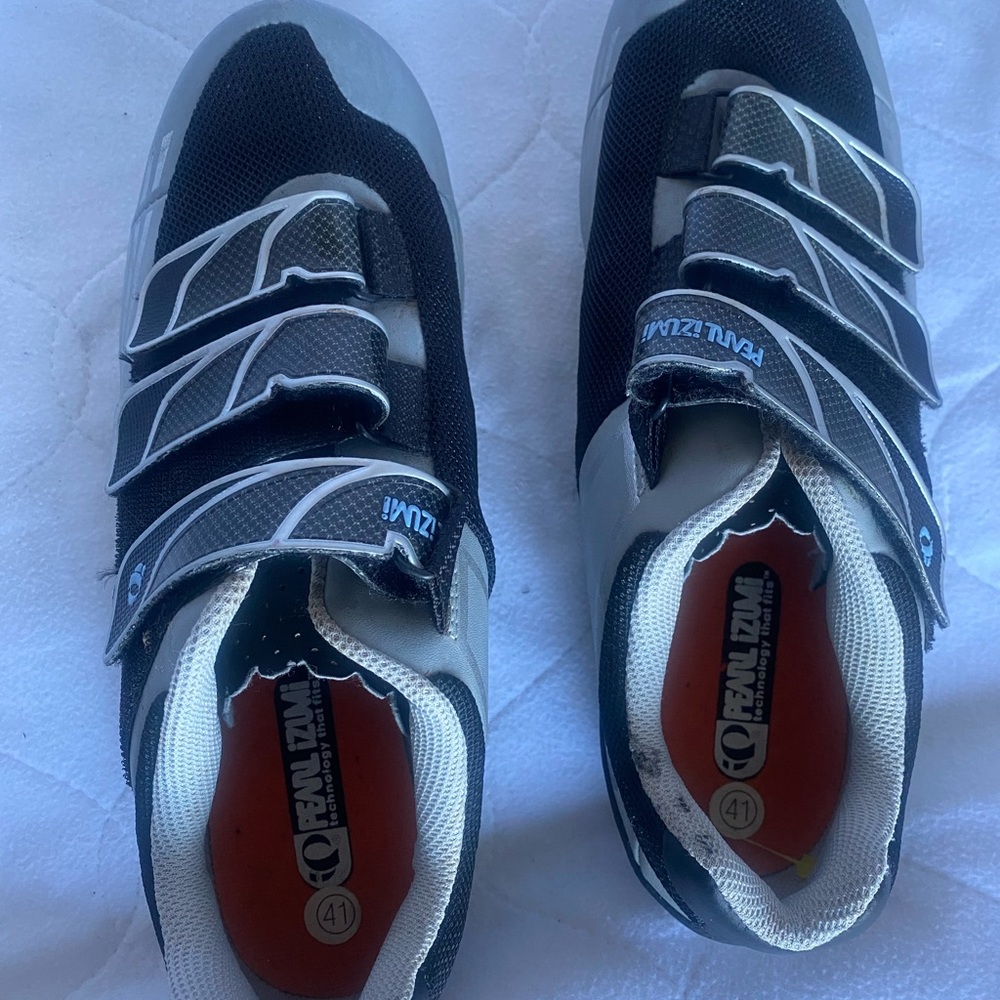 Pearl Izumi cycle shoes size 9.5 (41). Has 3 straps with hoo & loop close I-beam